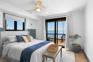 Ένα ή περισσότερα κρεβάτια σε δωμάτιο στο NEW Bay Shore Retreat Mins to Downtown TC 7345