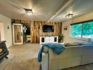 Μια τηλεόραση ή/και κέντρο ψυχαγωγίας στο Mountain Serenity Retreat - Larkspur Retreat