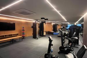 una palestra con macchinari per il cardio-fitness e una TV in camera di Flat pé na areia Alta Garden - MyFlats Hospedagens a João Pessoa
