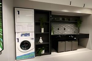 una lavatrice e un'asciugatrice in camera di Flat pé na areia Alta Garden - MyFlats Hospedagens a João Pessoa