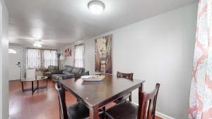 Χώρος καθιστικού στο Convenient One bedroom with king bed near DIA