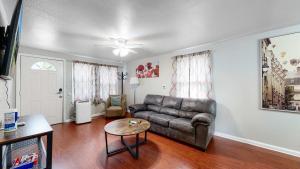 Χώρος καθιστικού στο Convenient One bedroom with king bed near DIA