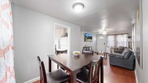 Χώρος καθιστικού στο Convenient One bedroom with king bed near DIA +9 φωτογραφίες