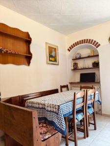 une salle à manger avec une table et quelques chaises dans l'établissement Sunrise Inn & Campo da Tennis, à Mezzenile