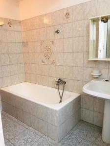 un baño con bañera y lavabo en Dimora Aragona, en Tuglie