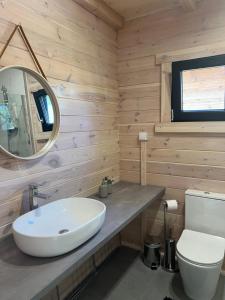 Koupelna v ubytování MOJA DEBINA LUX 2, dom z pokojem dziennym, dwiema sypialniami i widokiem na las, blisko plaży + 27 fotografií