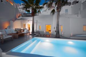 Ein Swimmingpool vor einer Villa bei Nacht in der Unterkunft Villa Aura in Firostefani