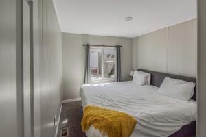 Federal HeightsにあるSpacious ranch on large lot near water worldのベッドと窓のある小さな寝室