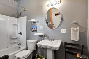 Koupelna v ubytování DFA Cabin Rentals + 33 fotografií
