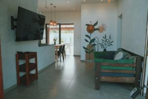 un soggiorno con divano e sala da pranzo di Casa em Ipioca | piscina, área gourmet, Hibiscus Beach Club a Ipioca
