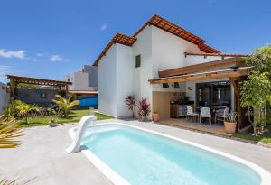 una villa con piscina e una casa di Casa em Ipioca | piscina, área gourmet, Hibiscus Beach Club a Ipioca