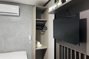 Televisyen dan/atau pusat hiburan di Flat a 50m do mar Get One - MyFlats Hospedagens