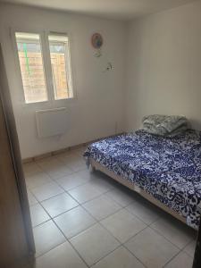 een kleine slaapkamer met een bed en een raam bij Maison Provence Noe in Mallemort