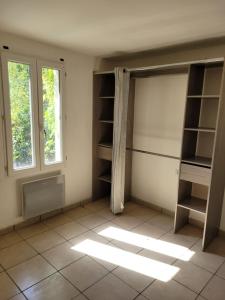 een kamer met een lege kamer met een raam en planken bij Maison Provence Noe in Mallemort