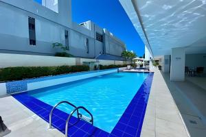 a swimming pool in the middle of a building at Flat à beira mar Imperial Flat - MyFlats Hospedagens in Tambaú