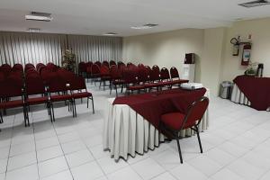 a conference room with red chairs and tables with red table cloth at Flat à beira mar Imperial Flat - MyFlats Hospedagens in Tambaú +57 photos