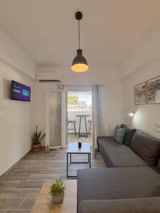 una sala de estar con un sofá y una mesa en Kalami Bay Apartment, en Kalámi