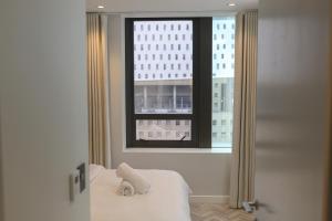 En eller flere senge i et værelse på Modern 1 Bedroom at Foreshore Place Mountain Views & Walk to V&A