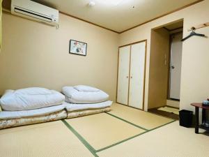 Cette chambre dispose de deux lits et de la climatisation. dans l'établissement Ikoi no Ie - Vacation STAY 61470v, à Kyoto