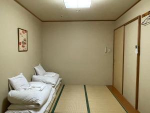une chambre d'hôpital avec deux lits et une porte dans l'établissement Ikoi no Ie - Vacation STAY 61470v, à Kyoto 5 autres photos