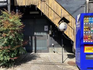un distributeur automatique avec une horloge devant un bâtiment dans l'établissement Ikoi no Ie - Vacation STAY 61470v, à Kyoto