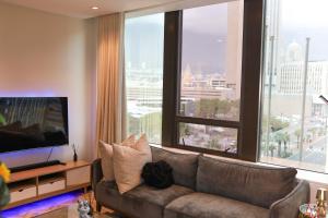 Ruang duduk di Modern 1 Bedroom at Foreshore Place Mountain Views & Walk to V&A
