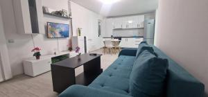 Η κουζίνα ή μικρή κουζίνα στο Claudiu Blue apartament's 9