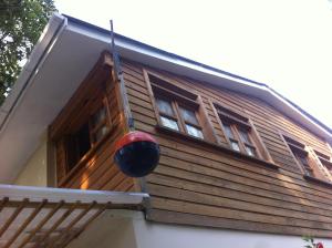 Una casa con una pelota colgando de un lado. en Hostal Casaluna San Andres en San Andrés