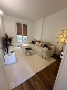 a living room with a couch and a table at Sublime appartement cosy près de la Tour Eiffel in Paris