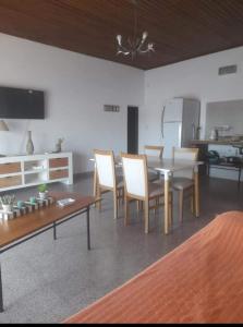 Η κουζίνα ή μικρή κουζίνα στο Departamento céntrico y luminoso en Baradero