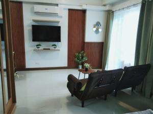 TV a/nebo společenská místnost v ubytování Spacious Studio unit with Balcony and Seaview