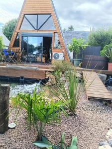 una casa pequeña con terraza y porche en Villa événements Balnéo & Spa, en Villampuy