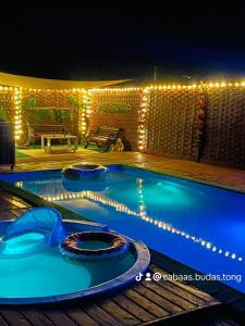 a swimming pool lit up at night with lights at Propiedades Buda-Tongoy-Chile in Tongoy