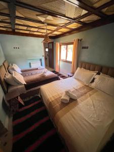 Postel nebo postele na pokoji v ubytování auberge atlas tamatertt