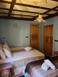 Postel nebo postele na pokoji v ubytování auberge atlas tamatertt
