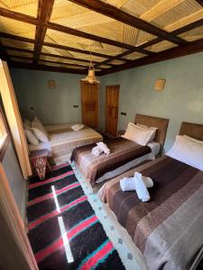 Postel nebo postele na pokoji v ubytování auberge atlas tamatertt
