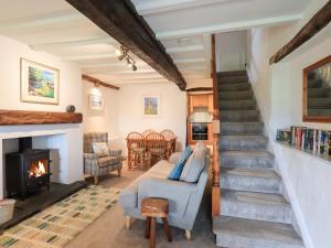 un soggiorno con scala e camino di Squirrel Cottage a Keswick