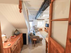 un soggiorno con un divano e un tavolo di Squirrel Cottage a Keswick