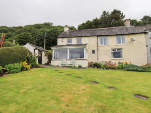 una casa con un grande cortile davanti di Squirrel Cottage a Keswick
