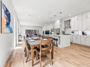 Η κουζίνα ή μικρή κουζίνα στο Lux 6BR 2Game Rooms Dallas +55 φωτογραφίες