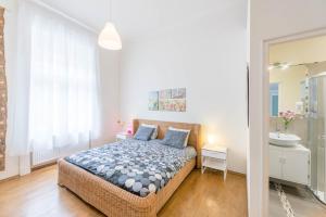 A bed or beds in a room at API Flat
