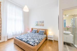 ブダペストにあるAPI Flatのベッドルーム1室(ベッド1台付)、バスルーム(シンク付)