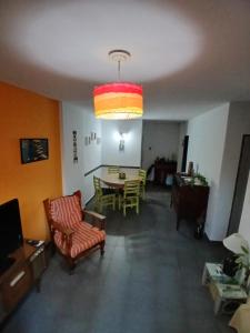 a living room with a table and chairs and a ceiling at Un lugar cerca de todo in Buenos Aires