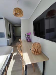 TV a/nebo společenská místnost v ubytování 124 Spacious studio with a view