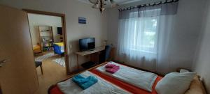 Een bed of bedden in een kamer bij Ferienhaus - Wohnung- Havelblick +32 foto's