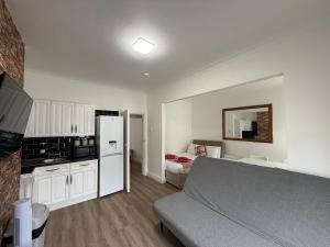 Kuchyň nebo kuchyňský kout v ubytování Suli House-Families and Couples only- 3 minutes' walk to the seafront + 74 fotografií