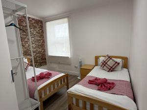 Postel nebo postele na pokoji v ubytování Suli House-Families and Couples only- 3 minutes' walk to the seafront