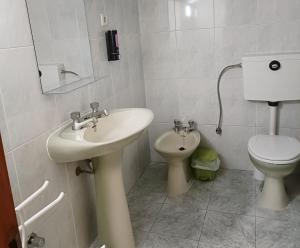 un bagno con lavandino e WC di A&B Apartments - Banrezes a Macedo de Cavaleiros Altre 16 foto