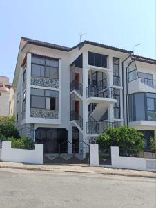 un condominio bianco con balconi su una strada di A&B Apartments - Banrezes a Macedo de Cavaleiros