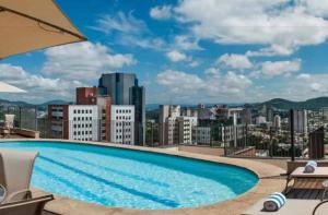 a swimming pool on the roof of a building at Hotel & Residence Sol Alphaville Flat in Barueri